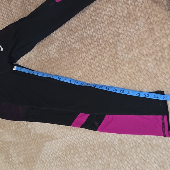Nike Ladies Black and Fushia Leggings. With Mesh Sides And Pockets - Picture 12 of 15